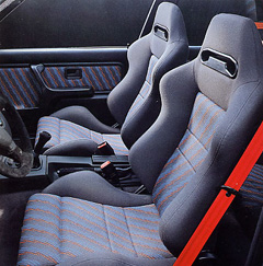 Салон M3 Sport Evolution отличают спортивные передние сиденья и красные ремни безопасности